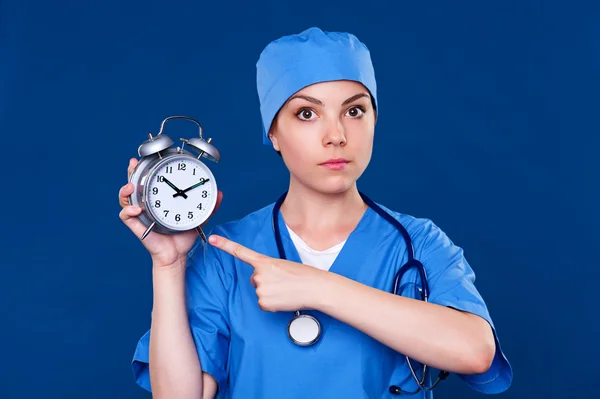 Allvarliga läkare pekar på väckarklocka — Stockfoto