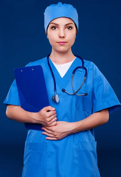Ernstige jonge dokter — Stockfoto