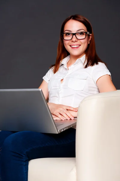 Smiley student i glas med laptop — Stockfoto