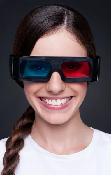 Smiley-Frau schaut 3D-Film — Stockfoto