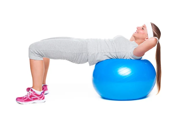 Mujer haciendo ejercicio en pelota para abdominales — Foto de Stock