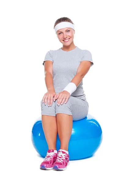 Женщина, сидящая на мяче — стоковое фото