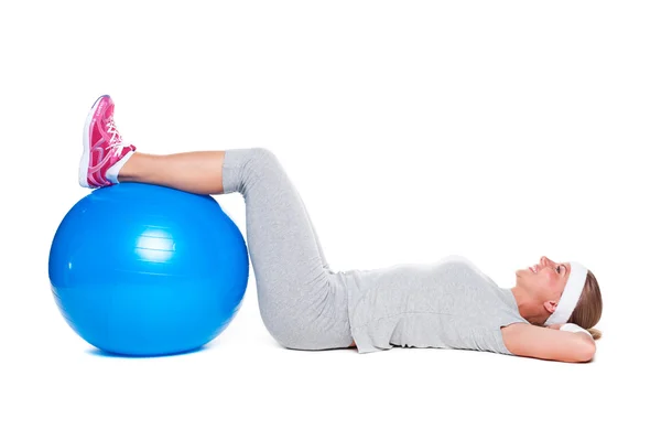 Femme faisant des exercices pour les muscles abdominaux — Photo
