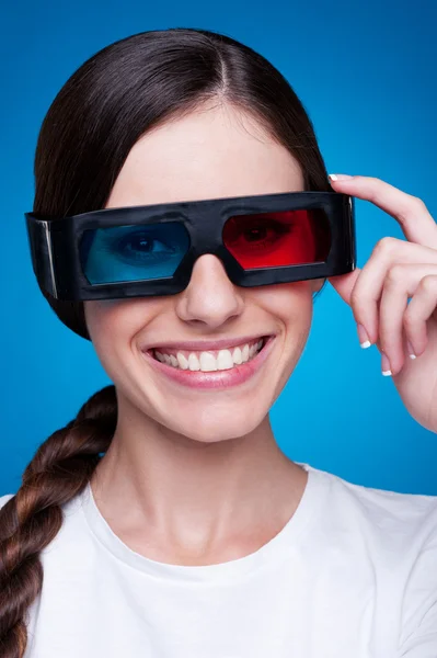 Jonge vrouw in 3d bril — Stockfoto