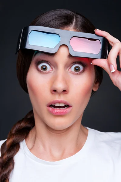 Mulher atordoada em óculos 3d — Fotografia de Stock