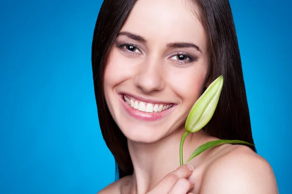 Giovane donna con bocciolo di fiore — Foto Stock