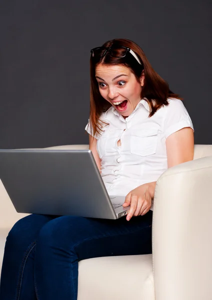 Uczeń patrząc na laptopa i krzyczy — Zdjęcie stockowe