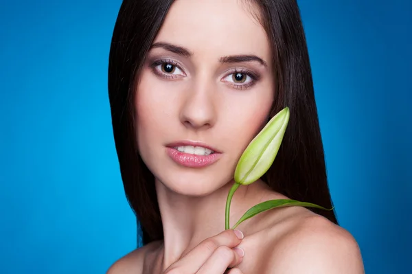Vrouw met bloem bud — Stockfoto