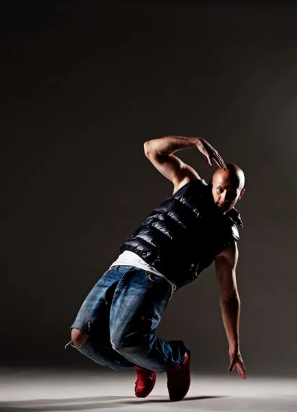 Koyu arka plan üzerinde şık dansçı — Stok fotoğraf