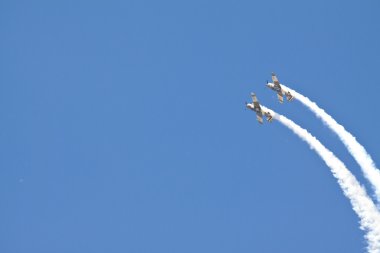 eski çekim uçakların havada akrobasi performans grubu