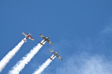 eski çekim uçakların havada akrobasi performans grubu