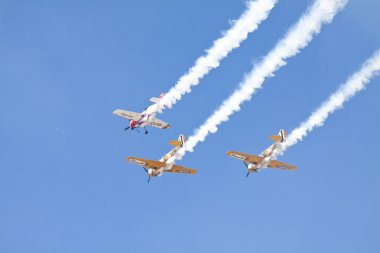 eski çekim uçakların havada akrobasi performans grubu