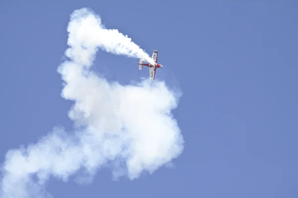 Acrobata in movimento di aeroplano di scrofa aerea sul cielo — Foto Stock