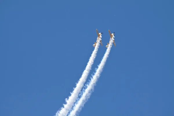 Gruppe von Oldtimer-Flugzeugen, die Akrobatik in der Luft zeigen — Stockfoto