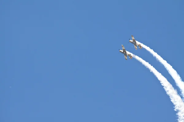 空中アクロバットを行う古いタイマーの平面のグループ — ストック写真