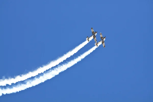 Группа старых самолетов, выполняющих акробатику в воздухе — стоковое фото