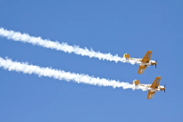 Eski çekim uçakların havada akrobasi performans grubu — Stok fotoğraf