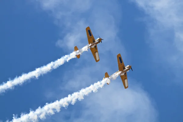 Groupe d'avions anciens effectuant des acrobaties dans les airs — Photo