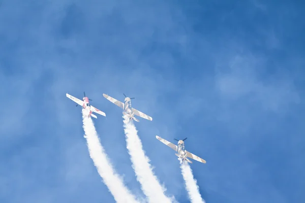 Group of old timer planes performing acrobatics in the air — Stock Photo, Image