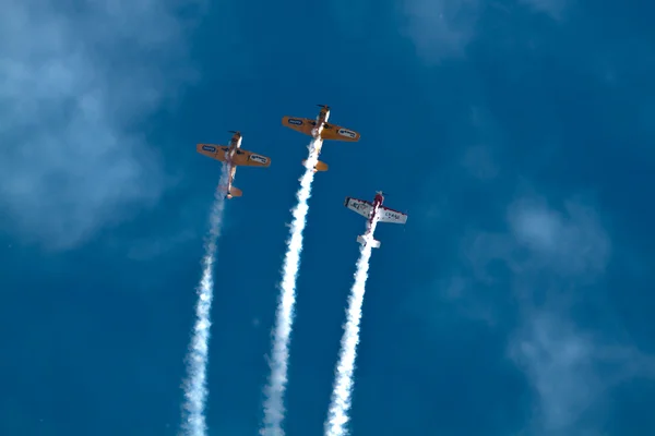 Group of old timer planes performing acrobatics in the air — Stock Photo, Image