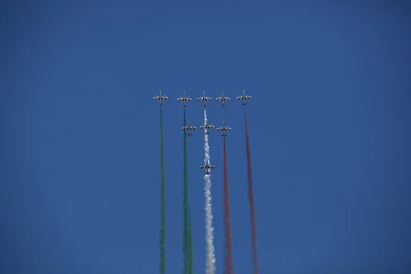 Bucharest, Roemenië - 22 juli: Italiaanse demoteam frecce tricolori op Boekarest airshow, Roemenië, 22 juli 2012 — Stockfoto