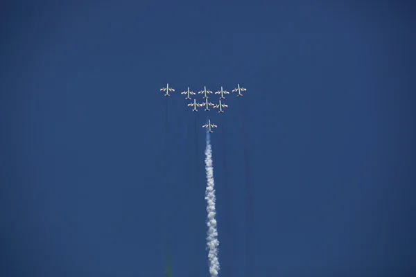 ブカレスト、ルーマニア - 7 月 22 日: 2012 年 7 月 22 日ルーマニア、ブカレスト航空ショーでイタリア デモチーム フレッチェ トリコローリ — ストック写真