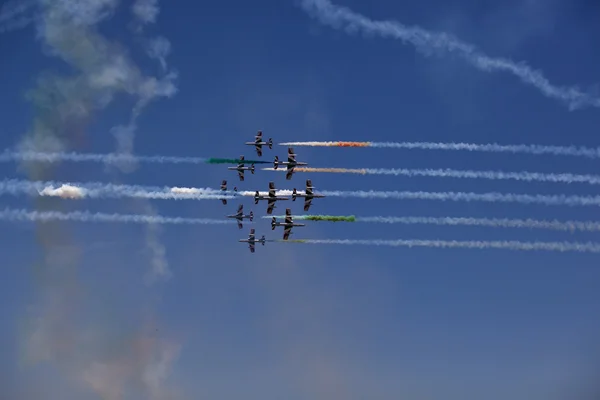 Bukareszt, Rumunia - 22 lipca: Demoteam włoskiego Frecce Tricolori w Bukareszcie airshow, Rumunia, zm. 22 lipca 2012 — Zdjęcie stockowe