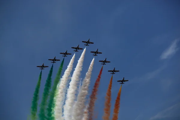 Bukareszt, Rumunia - 22 lipca: Demoteam włoskiego Frecce Tricolori w Bukareszcie airshow, Rumunia, zm. 22 lipca 2012 — Zdjęcie stockowe
