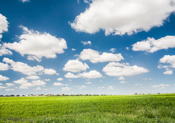 Paisaje Naturaleza. El cielo azul y las nubes . — Foto de Stock