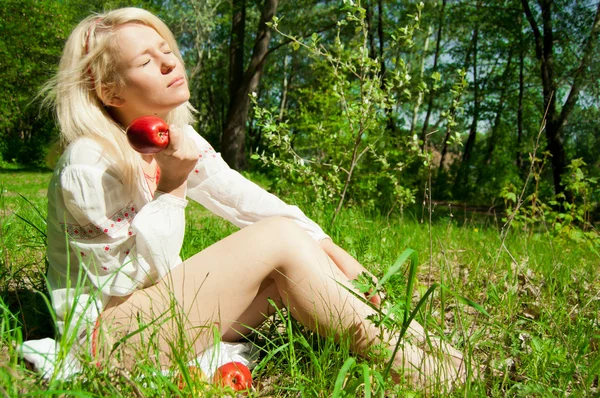 Blondynka z czerwonym jabłkiem — Zdjęcie stockowe