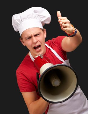 megafon ile çığlık ve gesturin genç aşçı adam portresi