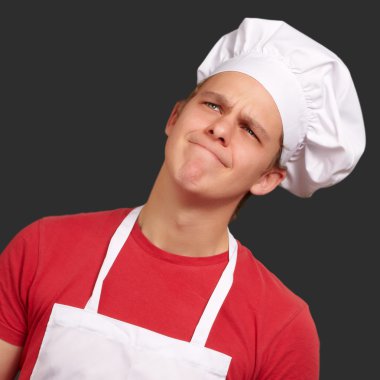 siyah arka plan üzerinde bir fikir olan genç aşçı adam