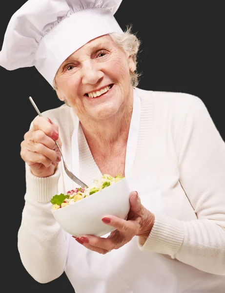 Portret kobiety uroczy starszy kucharz jedzenie sałatka z bl — Zdjęcie stockowe