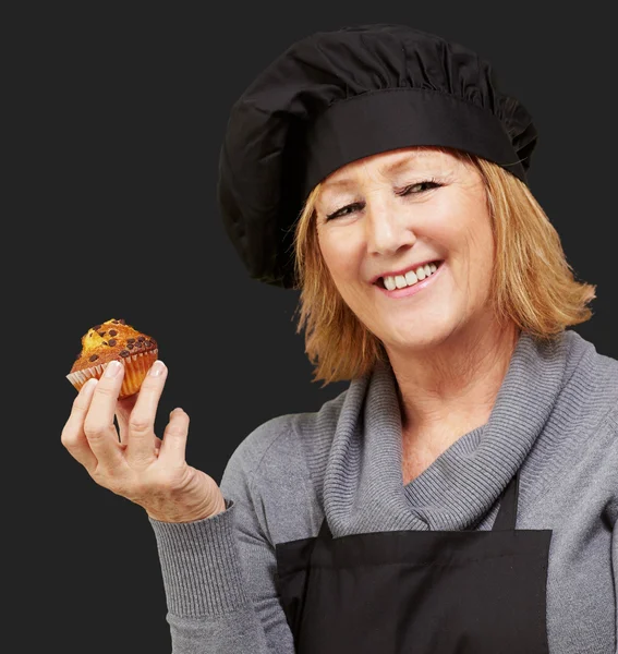 Portrét středního věku kuchaře žena držící chutné domácí — Stock fotografie