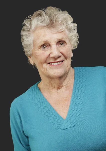 Portret van senior vrouw permanent op zwarte achtergrond — Stockfoto