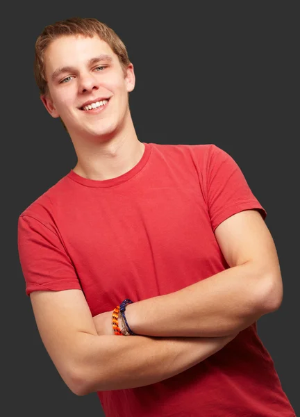 Porträt eines jungen Mannes, der über schwarzem Hintergrund lächelt — Stockfoto
