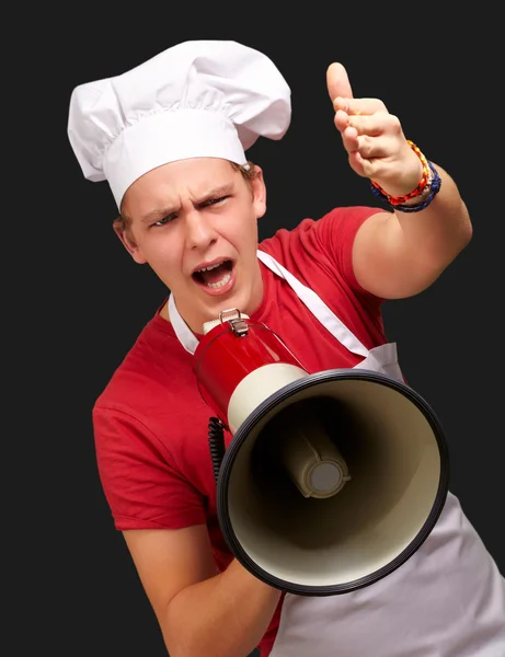 Retrato del joven cocinero gritando con megáfono y gesturín —  Fotos de Stock