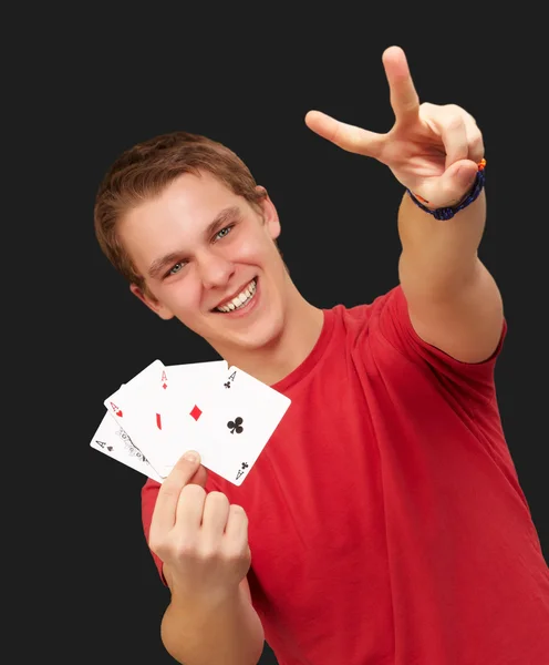 年轻的人，做着胜利的手势在玩扑克的肖像 — 图库照片