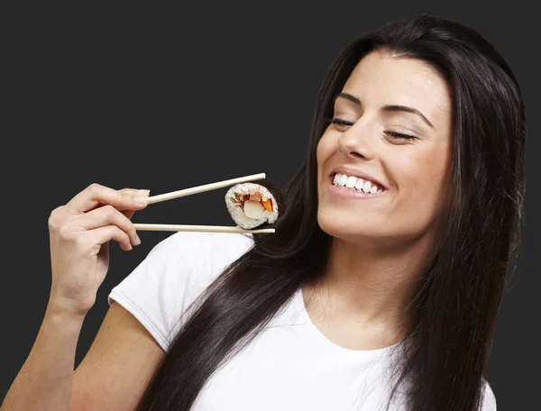 Kvinna äta sushi — Stockfoto