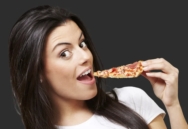 Frau isst Pizza — Stockfoto