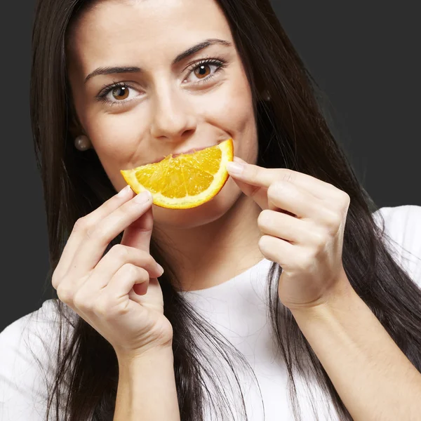 Жінка з помаранчевою посмішкою — стокове фото