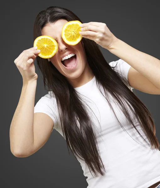 Женщина с апельсинами в глазах — стоковое фото