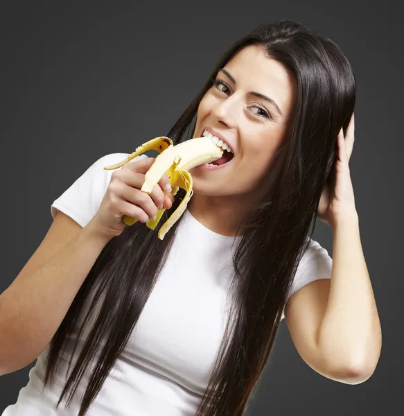 Γυναίκα τρώει μια μπανάνα — Φωτογραφία Αρχείου