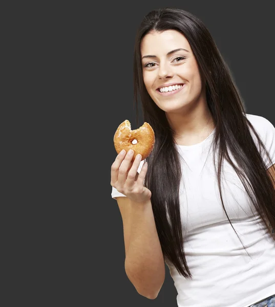 Женщина с пончиком в руках — стоковое фото