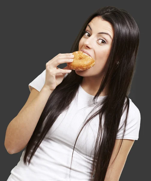 Žena jíst koblihy — Stock fotografie