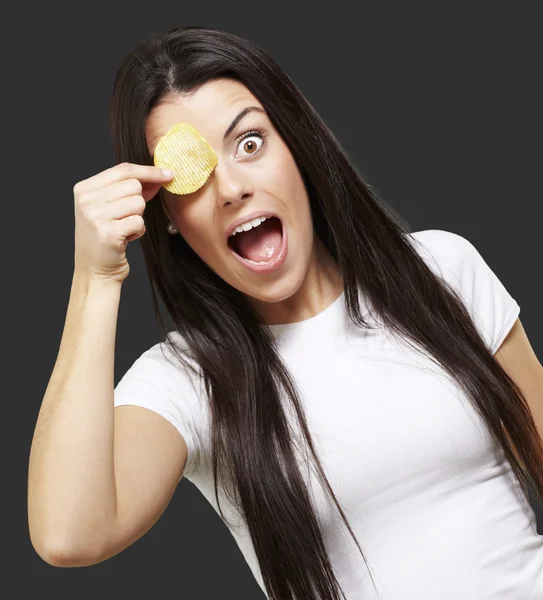 Donna con patatine fritte — Foto Stock