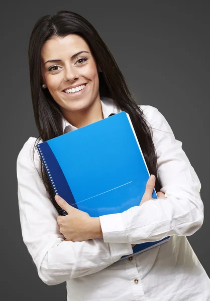 Žena drží notebook — Stock fotografie