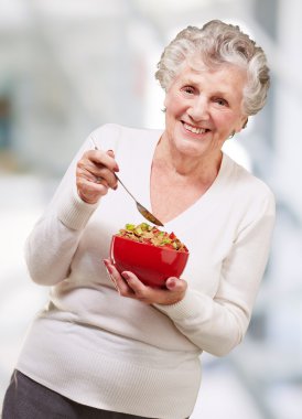 tahıl bowl kapalı tutan kadın kıdemli portresi