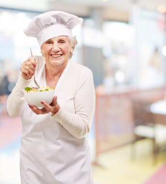 salata kapalı yemek adorable kıdemli aşçı kadın portresi