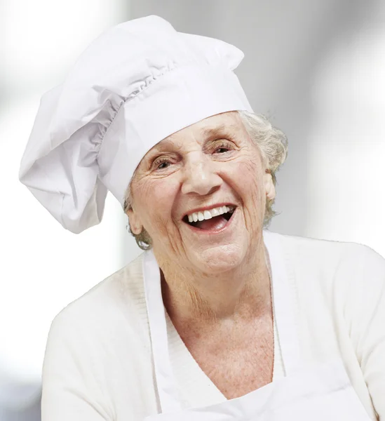Portret kobiety, starszy kucharz, uśmiechnięty, kryty — Zdjęcie stockowe
